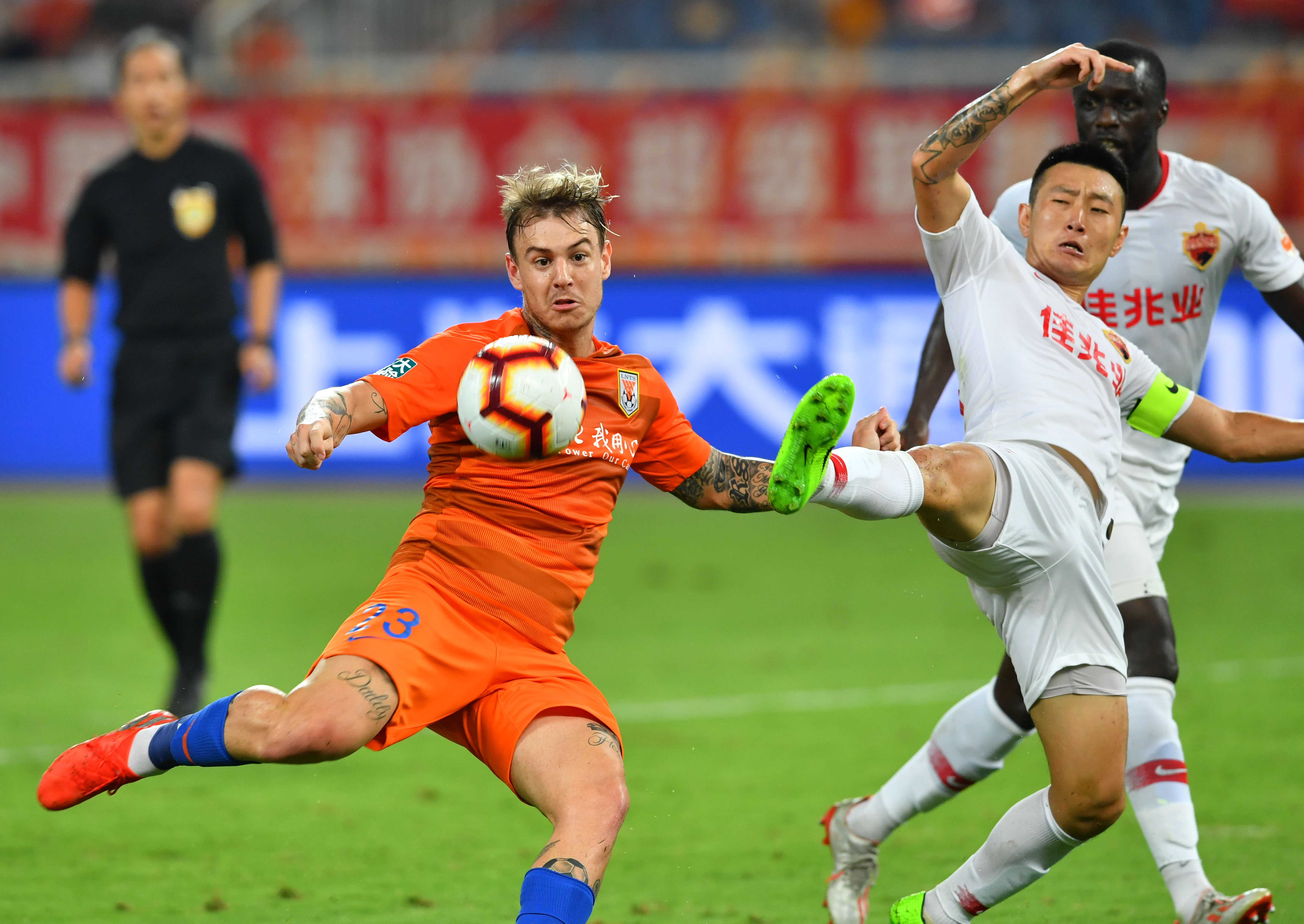 球员在比赛中表现抢眼，成为焦点的简单介绍