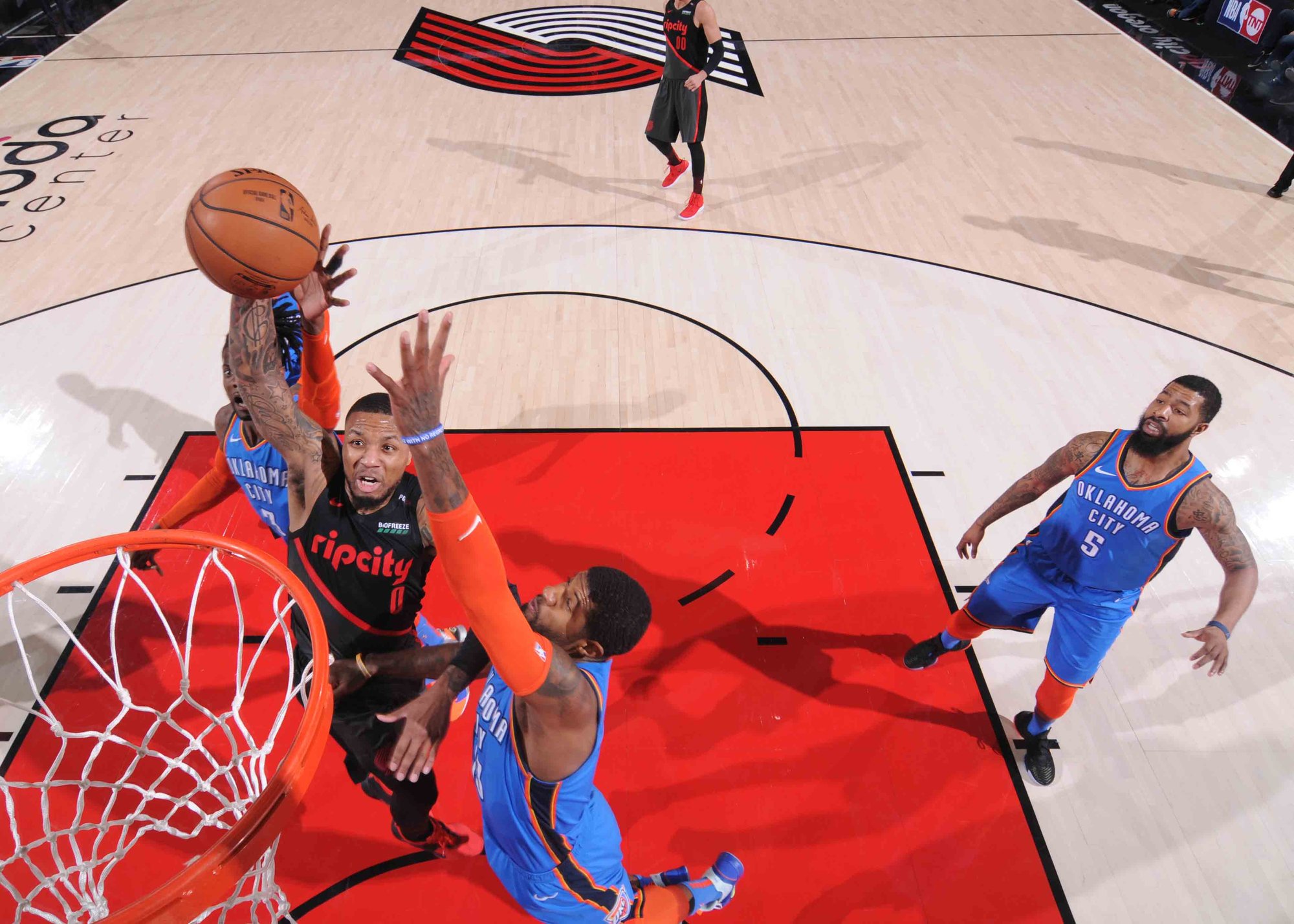 包含雷霆力克独行侠，詹姆斯带队取胜的词条