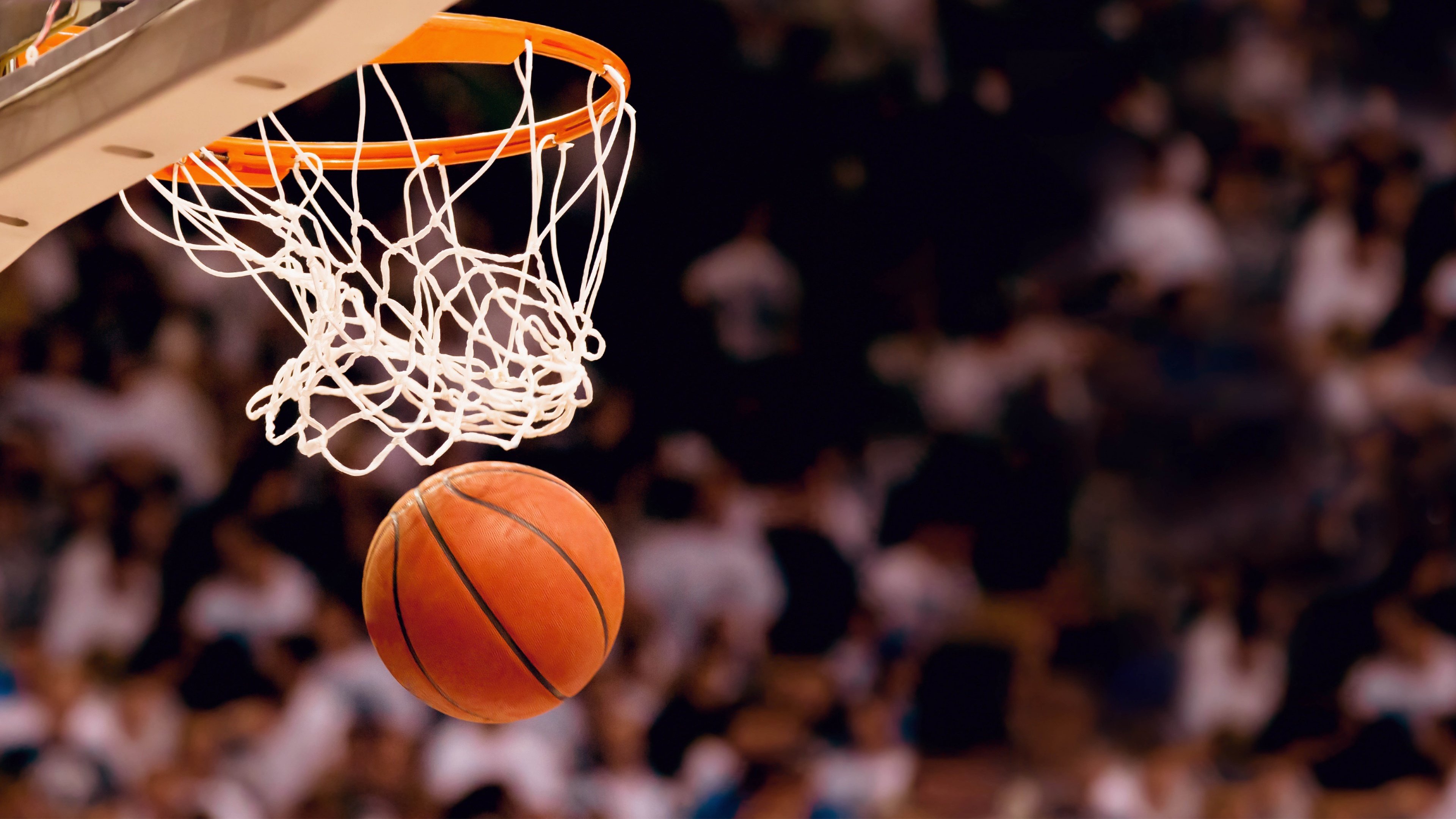 开云体育入口-当篮球的孤胆遇上足球的精密，NBA季后赛的巨星独舞，与曼城击碎巴黎的战术交响